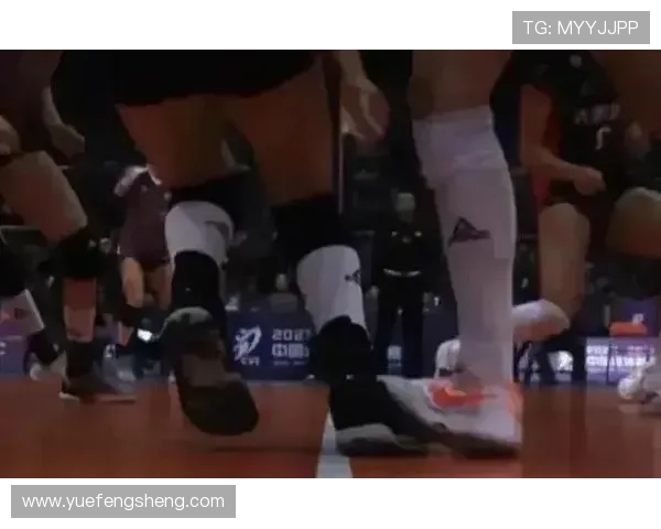 艾顿弧顶掩护被里德轻推踩脚失衡惊险瞬间险些摔倒全场惊呼 艾顿弧顶掩护被里德轻推踩脚失衡惊险瞬间险些摔倒全场惊呼